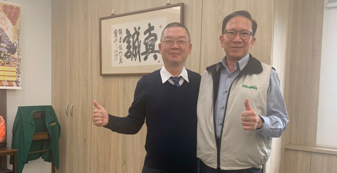 Ko-Yen General Manager Quan-ji Zhou (left) visits AUTO STRONG’s Vice General Manager Ming-Hsiung Chang (right)